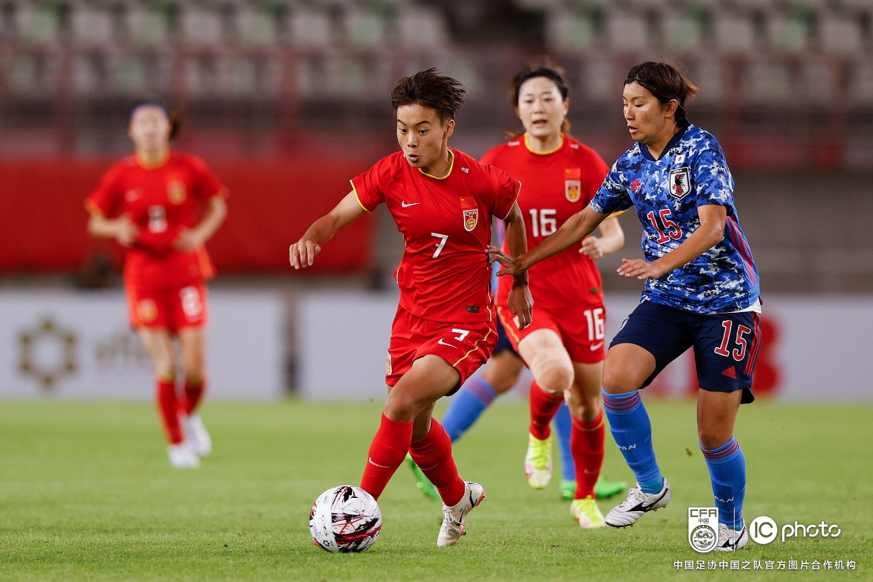 国内女子足球赛中，中国队取得胜利进入下一轮