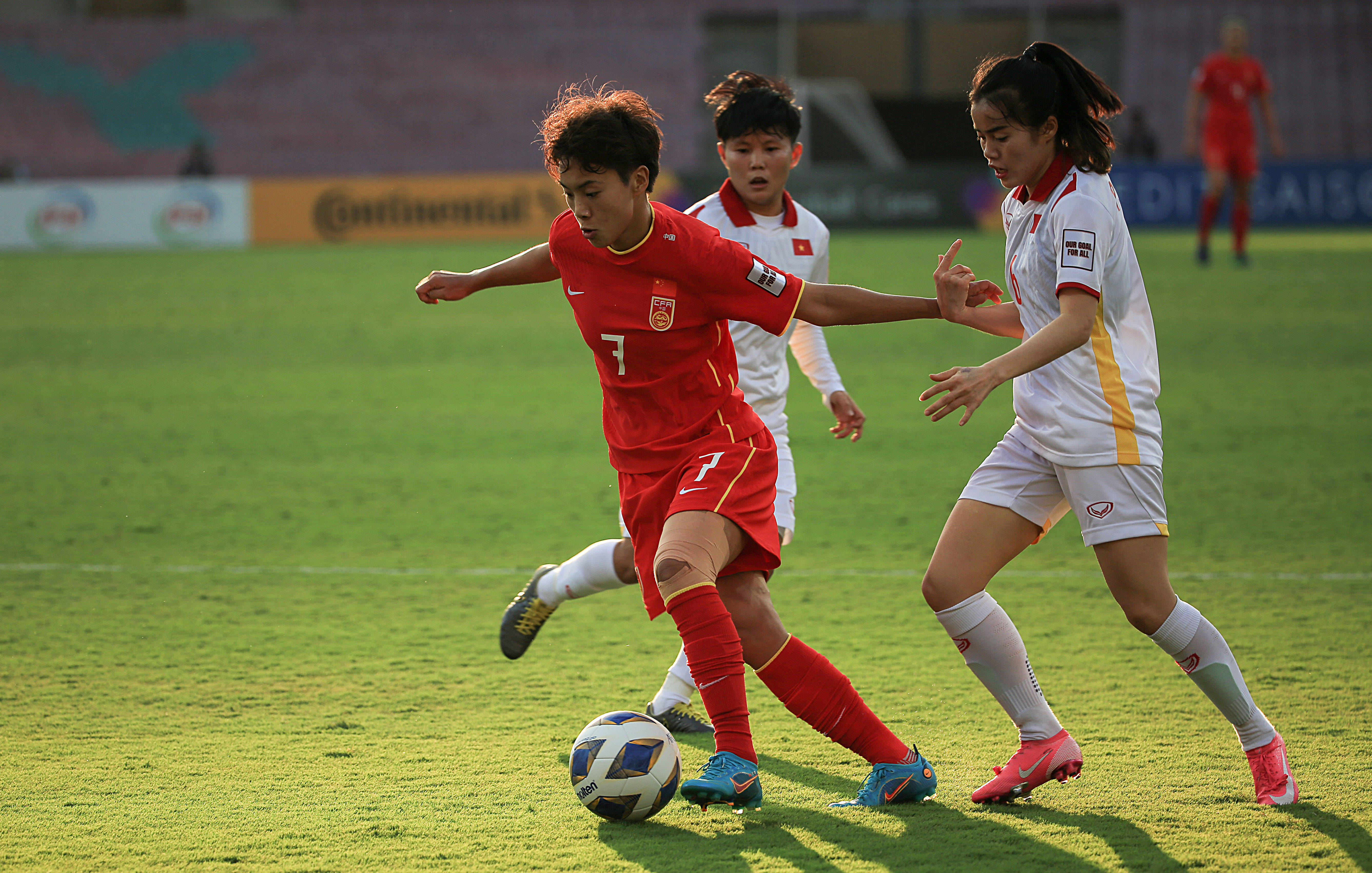 国内女子足球赛中，中国队取得胜利进入下一轮